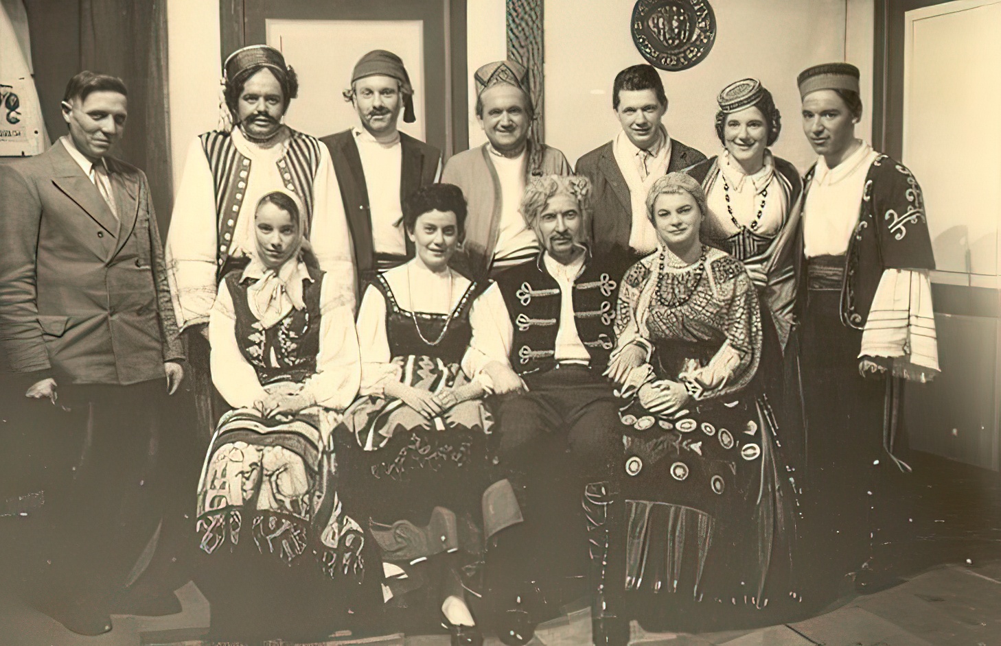 1957 Om de Karashoeve groep.jpg